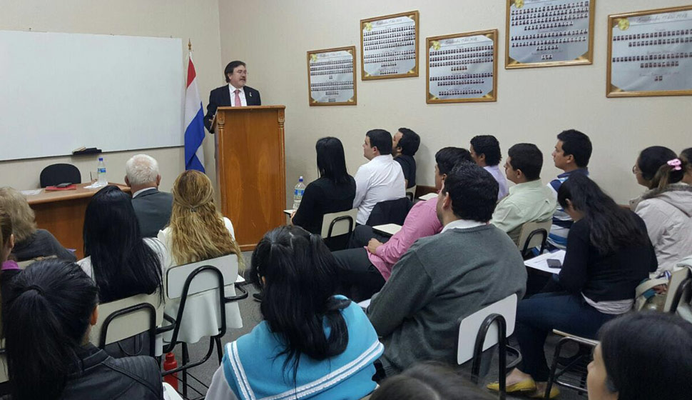 Conferencia del Escribano Alfonso Cavalle Cruz en la Facultad de Derecho y Ciencias Jurídicas